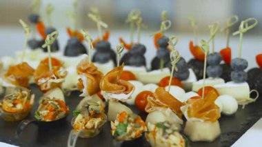 Jambon, peynir, üzüm ve vişneli domatesli nefis kanepeler. Şölen ve şenlik organizasyonları için nefis mezeler..