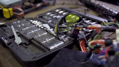 Kablolu ve parçalı otomotiv elektronik üniteleri teşhis ve onarım için bir masaya dizilmişti. Araba servisi ve teknik bakım kavramı