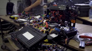 Araba elektronik kontrol ünitelerini elektrik tesisatı ve konnektörlerle tamir eden bir teknisyen. Teşhis konsepti, otomotiv hizmeti ve elektronik sistem bakımı