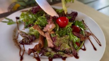 Beyaz tabakta servis edilen taze sebze salatasının yakın çekimi. Sağlıklı beslenme, lezzetli yemekler, stok görüntüleri ve ticari kullanım için dengeli beslenme