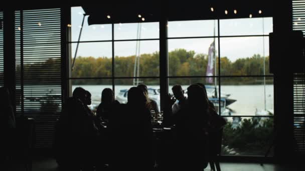 Silhouettes Personnes Parlant Pendant Dîner Dans Restaurant Avec Vue Panoramique — Video