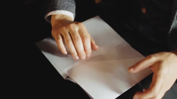 Weibliche Hände Schreiben Buchstaben Auf Weißem Papier Auf Einen Holztisch — Stockvideo