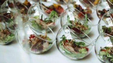 Güzel dekore edilmiş yemek sofrası, farklı atıştırmalıklar ve düğün aperatifleri, yavaş çekim. Yüksek kaliteli FullHD görüntüler