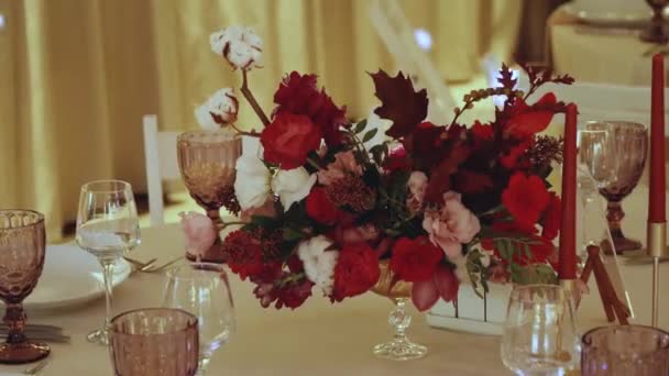 Dekorowanie Dekoracji Stołu Weselnego Bukietami Świeżych Kwiatów Czerwonych Róż Świątecznych — Wideo stockowe