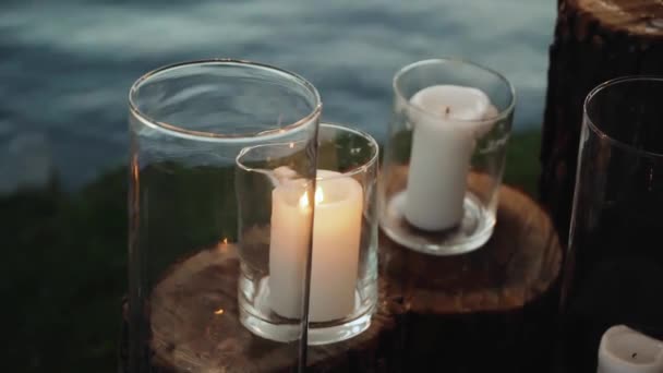 Piękne Szklane Wazony Płonącymi Świecami Boho Rustykalny Wystrój Dekoracje Uroczystej — Wideo stockowe