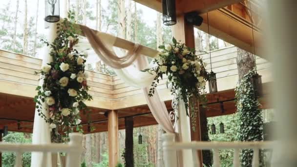 Boho Matrimonio Arco Legno Decorato Con Fiori Pastello Tessitura Seta — Video Stock