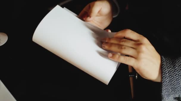 男の手は木製のテーブルの上に白い紙に手紙を書く 結婚式の準備 言葉を愛してる 高品質のフルHd映像 — ストック動画
