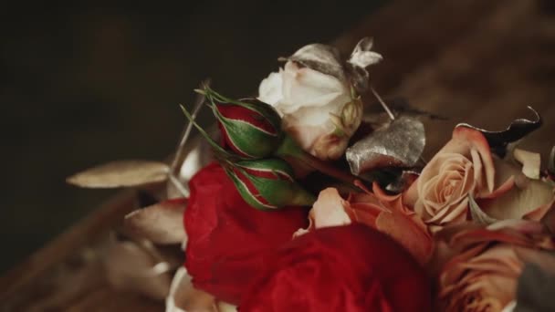 Close Buquê Flores Casamento Flores Vermelhas Vegetação Mesa Madeira Tiro — Vídeo de Stock