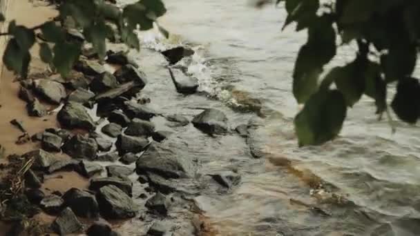 Primer Plano Una Playa Pedregosa Atardecer Pequeñas Olas Del Río — Vídeos de Stock