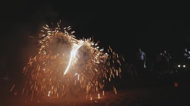 夜の素晴らしい火のショー 火を噴く女 花火大会を行う女性アーティストのバックビュー 美しい花火のスローモーション フルHd映像 — ストック動画