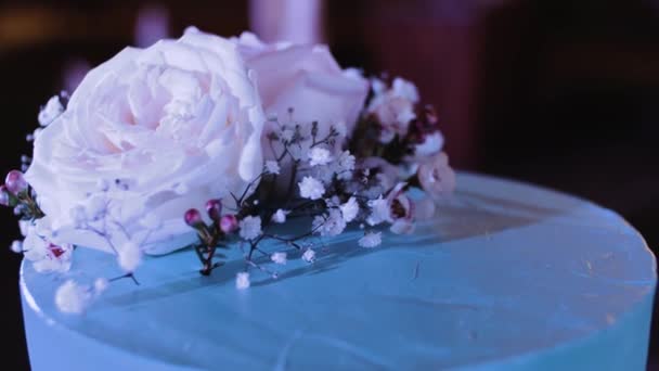 Красивая Свадьба Голубых Тонах Торт Украшен Цветами Вечером Возле Арки — стоковое видео