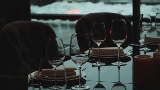 Copos Vidro Pratos Brancos Ambiente Mesa Close Interior Escuro Restaurante — Vídeo de Stock