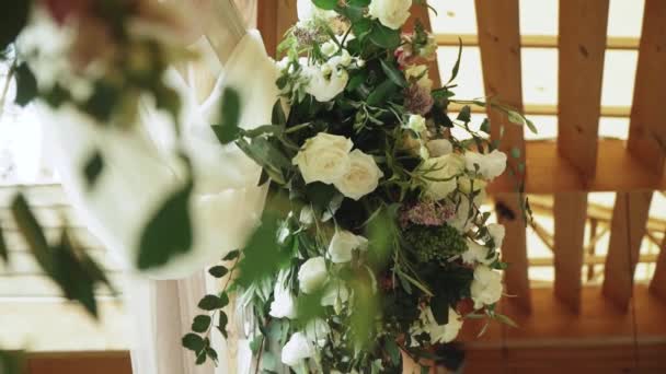 Κοντινό Πλάνο Boho Γάμο Ξύλινη Αψίδα Διακοσμημένα Παστέλ Λουλούδια Και — Αρχείο Βίντεο