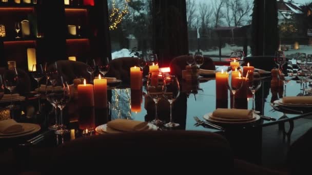 레스토랑의 어두운 내부에서 촛불이 타오르고 있습니다 테이블의 장식입니다 접시는 테이블에 — 비디오
