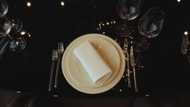 레스토랑의 내부에 클로즈업 테이블 테이블의 장식입니다 접시는 테이블에 결혼식 Fullhd — 비디오