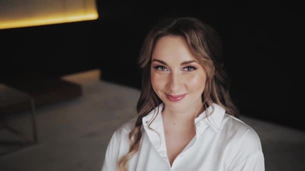Portrét Nevěsty Zblízka Pod Závojem Dívka Dotkla Závoje Svatební Ranní — Stock video