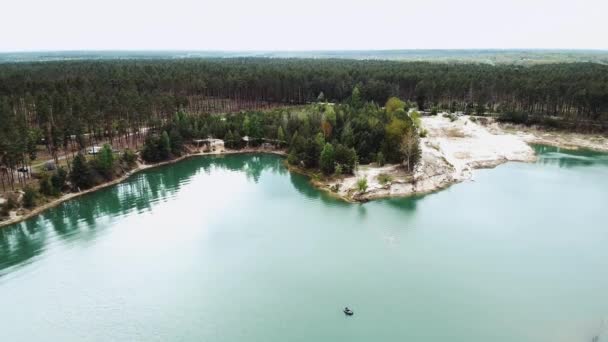 鸟瞰美丽的风景 蓝湖和松树林 乌克兰的自然 空中俯瞰美丽的湖水清澈 4K镜头 — 图库视频影像