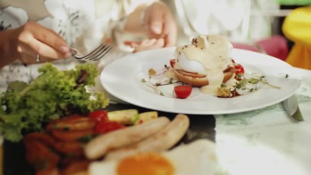Een Vrouw Die Heerlijk Ontbijt Eet Een Restaurant Alleen Handen — Stockvideo