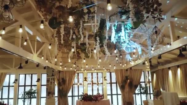 ウェディングパーティー ランプ 白い家具のために飾られた峡谷バンケットホールに沿って戻る動きスローモーション高品質のフルHd映像 — ストック動画