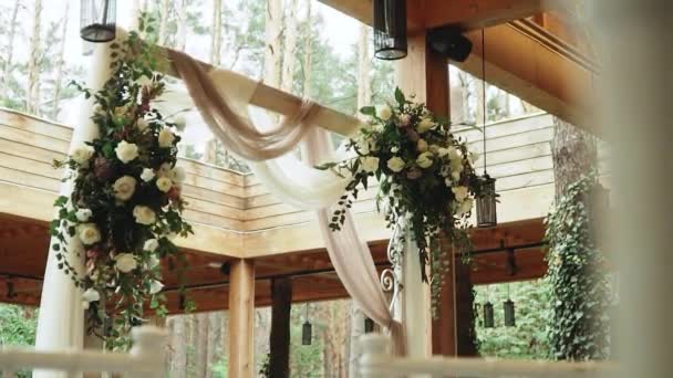 Boho Menikah Lengkungan Kayu Dihiasi Dengan Bunga Pastel Kamera Bergerak — Stok Video