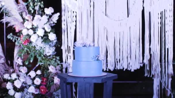Krásná Svatba Modrých Barvách Dort Zdobený Květinami Večerních Hodinách Blízkosti — Stock video