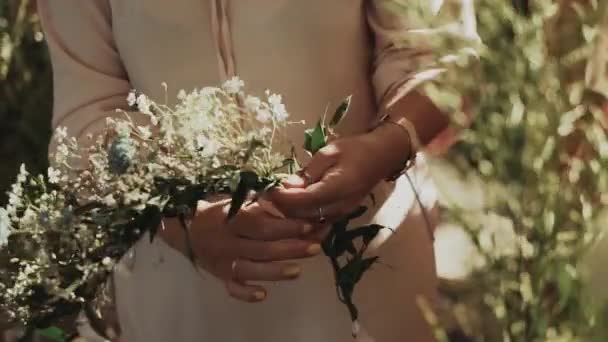 Kwiaciarka Tkająca Wieńce Kwiatów Ręcznie Bliska Nierozpoznawalna Kobieta Beżowej Sukience — Wideo stockowe
