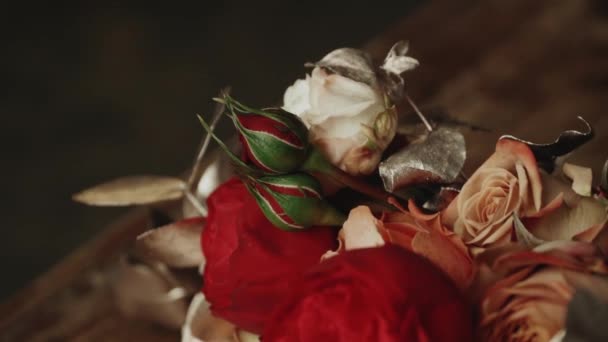 Ein Strauß Rosa Und Roter Rosen Liegt Auf Der Hölzernen — Stockvideo