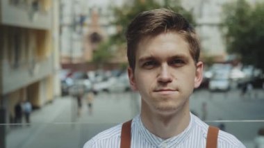 Bir fincan kahveyle bir adamın portresi, şık kıyafetler giymiş biri, ağır çekimde. Dışarıda iş yaparken kameraya bakan bir adam. 4k görüntü