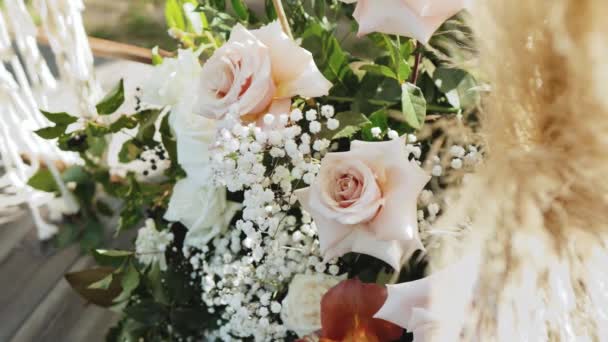 Gros Plan Bouquet Roses Roses Jaunes Fraîches Aux Feuilles Vertes — Video