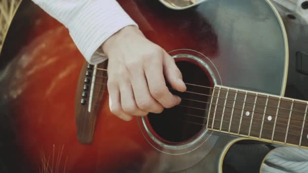 年轻的音乐家用音响吉他手弹奏和弦 吉他手通过古典音乐吉他特写演奏音乐 — 图库视频影像
