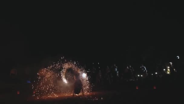 Потрясающее Огненное Шоу Ночью Женщина Вращающаяся Огне Обратный Вид Женщины — стоковое видео
