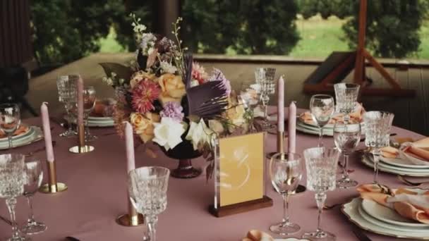 Vacker Bröllopsbord Inredning Alla Inredda Pastellrosa Färger Festlig Serveras Med — Stockvideo