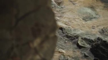 Akşamları taşlı bir sahile yakın çekim, nehrin küçük dalgaları, yavaş çekim. Yüksek kaliteli FullHD görüntüler