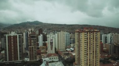 Bulutlu bir günde La Paz şehri, Bolivya, yavaş çekim. Yüksek kaliteli FullHD görüntüler