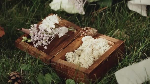 결혼반지 꽃으로 장식된 의나무 상자에 반지를 동작을 질높은 Fullhd — 비디오