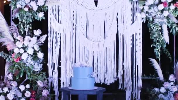 Schöne Hochzeit Blauen Farben Kuchen Mit Blumen Abend Der Nähe — Stockvideo