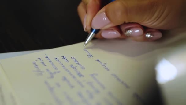 Vrouwelijke Handen Schrijven Brief Wit Papier Houten Tafel Bruiloft Voorbereidingen — Stockvideo