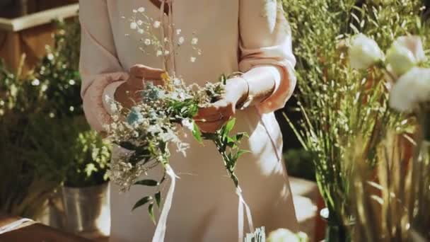 Mujer Florista Tejiendo Coronas Flores Mano Manos Cerca Una Mujer — Vídeos de Stock