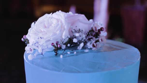 アーチの近くの夜に花で飾られた青い色のケーキで美しい結婚式を閉じると スローモーション 高品質のフルHd映像 — ストック動画