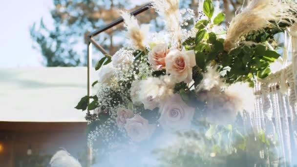 一束簇淡淡的粉色和黄色玫瑰 婚礼拱门细节动作缓慢 Fullhd视频 — 图库视频影像