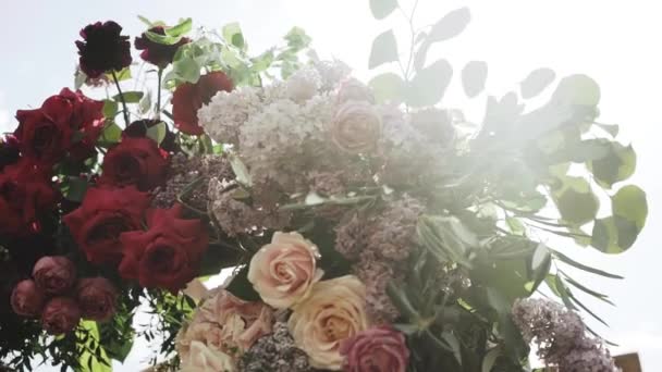 Vedere Aproape Împușcată Arcului Nuntă Din Lemn Decorațiunilor Florale Ale — Videoclip de stoc