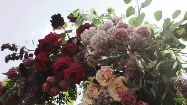 パステルの花の結婚式の木製のアーチと花の装飾のクローズアップショットビューは 公園での結婚式の外に 太陽の光がアーチを通して輝き スローモーションを退色しました フルHd映像 — ストック動画