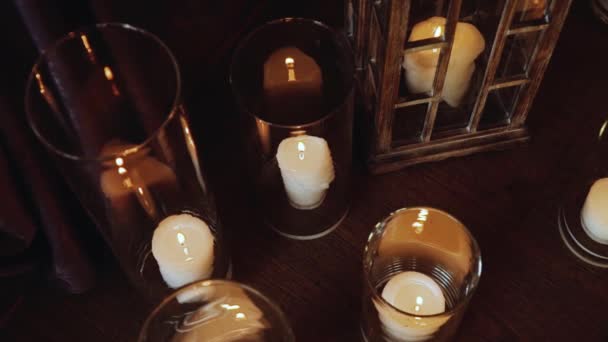 Hochzeitsdekor Kerze Abendessen Kerzen Brennen Auf Dem Hochzeitstisch Tischdecken Catering — Stockvideo