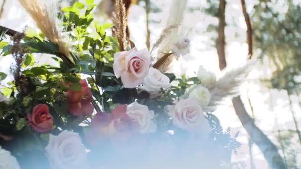 Крупный План Букет Свежих Розовых Желтых Роз Зелеными Листьями Свадебная — стоковое видео