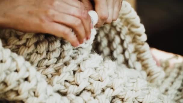 Uma Mulher Tricotou Cobertor Mãos Fechadas Uma Boa Aparência Mulheres — Vídeo de Stock