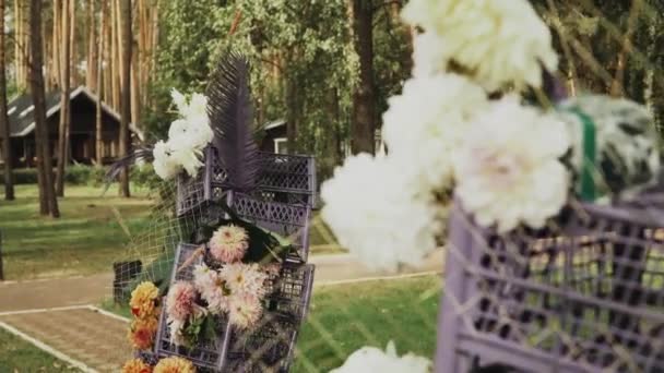 Vista Perto Casamento Floral Arco Decorado Cadeiras Brancas Sob Pinheiro — Vídeo de Stock