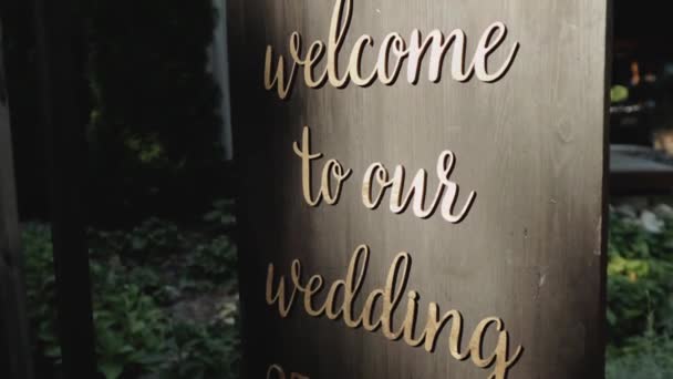 Houten Bord Met Boodschap Welkom Onze Bruiloft Slow Motion Shot — Stockvideo