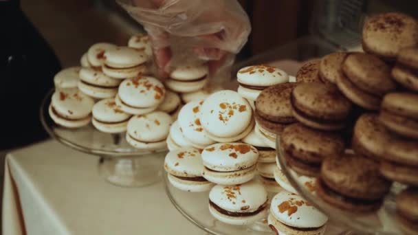 Pasteles Macarrones Con Barra Caramelo Una Mano Camarero Pone Macaron — Vídeos de Stock