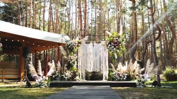 屋外の結婚式で美しいボヘミアンアーチの装飾 パステルカラーの花序構成 夏の田舎の結婚式 高品質のフルHd映像 — ストック動画