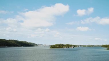 Güzel Dnipro nehri yeşil ve taze bitki örtüsüyle çevrilidir, gökyüzünde beyaz bulutlar, yavaş çekim, kamera ileriye doğru hareket eder. Yüksek kaliteli FullHD görüntüler